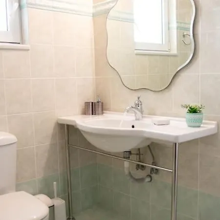 Apartment Kadiani's By 8essentially